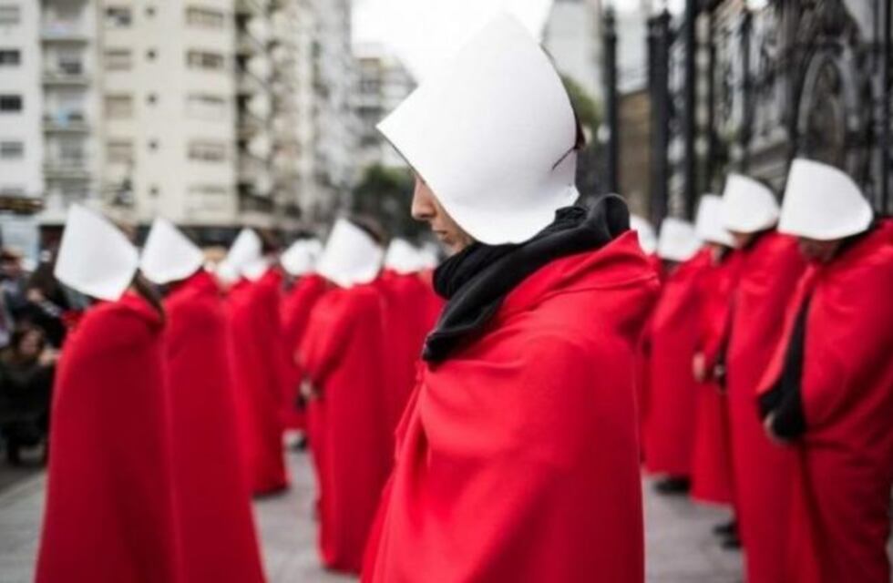 El "Cuento de la Criada" se recreará en Tucumán durante la votación en el Congreso
