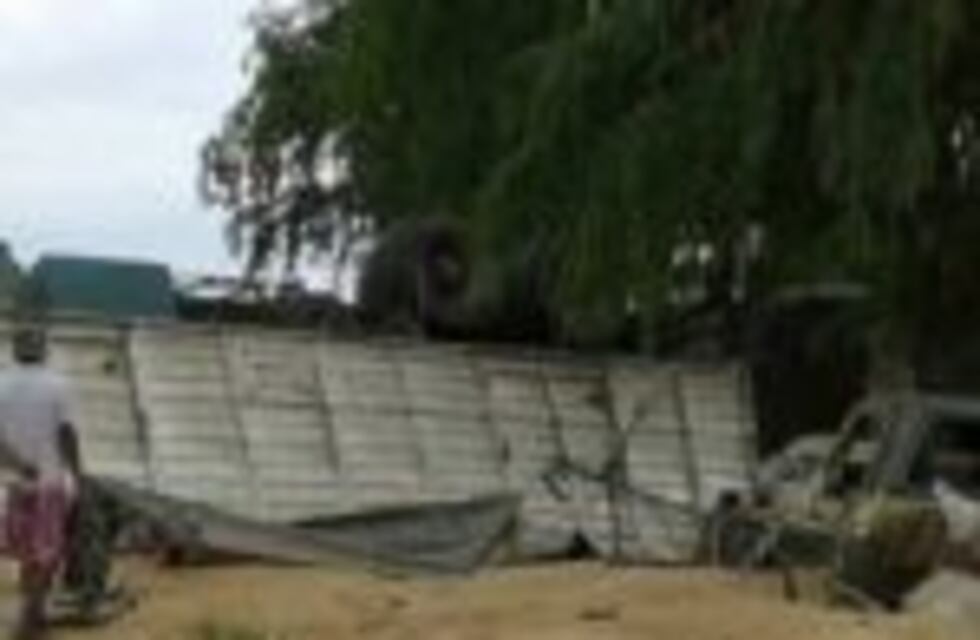 Un camión arrolló una camioneta, tumbó y volcó su carga sobre la ruta 11