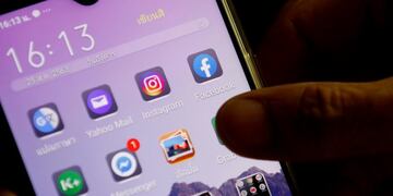 Bangkok (Thailand), 25/08/2020\u002E- A Facebook application icon (R) is seen on a mobile phone in Bangkok, Thailand, 25 August 2020\u002E Facebook announced preparations for legal action against the Thai government after it demanded the social media platform to block users within Thailand to access the one million members of the 'Royalist Marketplace' Facebook group alleged of critical the king\u002E The 'Royalist Marketplace' Facebook group was created by a Thai self-exiled academic and monarchy critic, Pavin Chachavalpongpun who is currently working as an associate professor in Japan\u002E (Japón, Tailandia) EFE/EPA/RUNGROJ YONGRIT