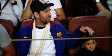 Barcelona forward Lionel Messi sits with his son in the stands prior to the Champions League, Group B soccer match between Barcelona and Inter Milan, at the Nou Camp in Barcelona, Spain, Wednesday, Oct\u002E 24, 2018\u002E (AP Photo/Emilio Morenatti) españa Barcelona Lionel Messi futbol torneo liga de campeones de la uefa partido FC Barcelona vs Inter Milan
