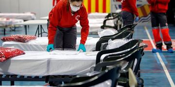 Miembros de la Cruz Roja han comenzado a instalar material en el pabellon de Les Comas de Igualdad en Barelona\u002E (EFE)