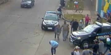 Varios vecinos acudieron al sitio de la colisión tras la llegada de la policía\u002E (@minsegsf)