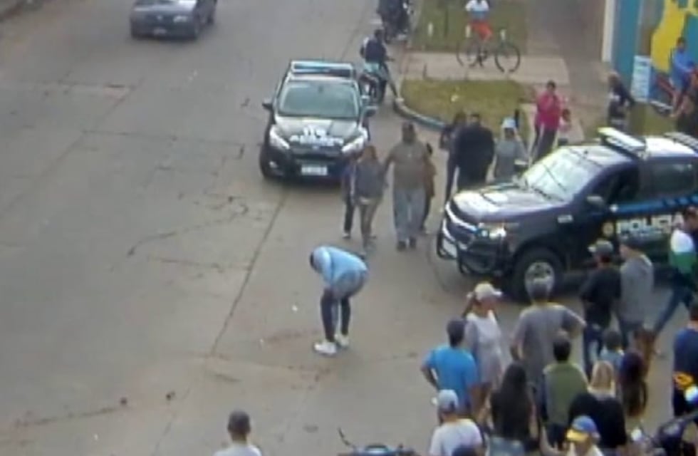 Una pareja y dos nenas se estrellaron contra un auto en un choque que quedó grabado