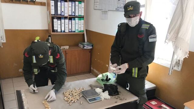 Gendarmes detectan cápsulas con cocaína\u002E (Gendarmería)