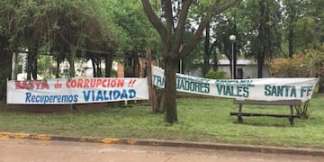 Frente a la sede judicial colgaron banderas alusivas el día de la audiencia imputativa\u002E (Facebook)