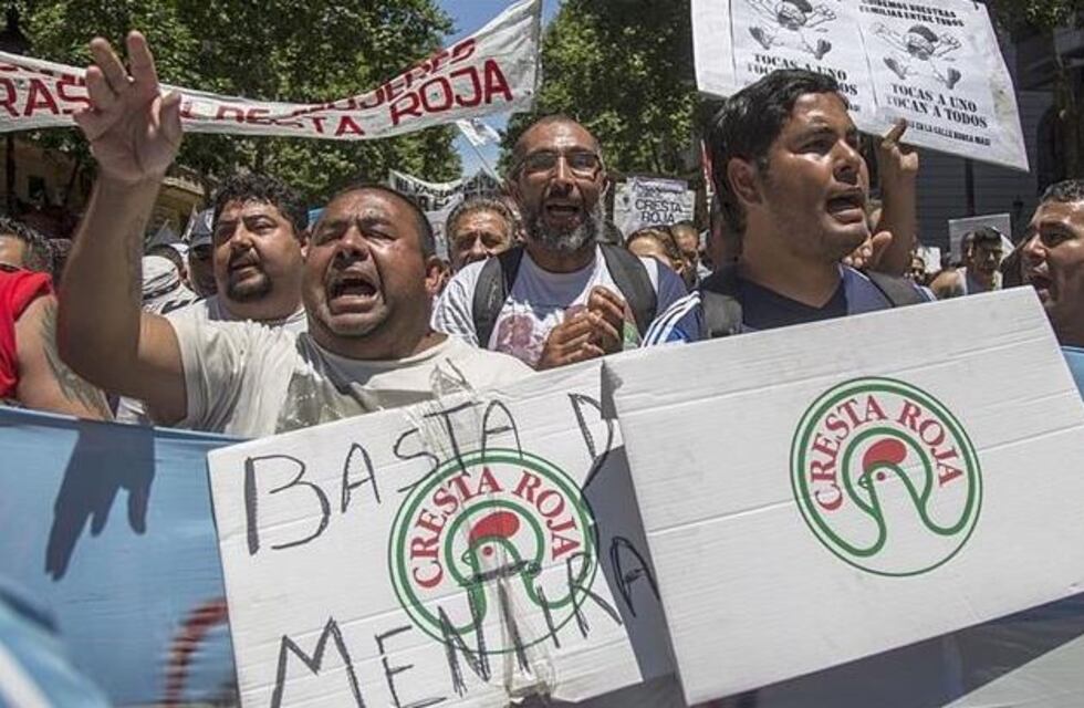 Continúa el corte de los trabajadores de Cresta Roja en la autopista Ezeiza-Cañuelas