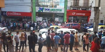 Cola en las casas de cambio de Posadas\u002E (Dwns)