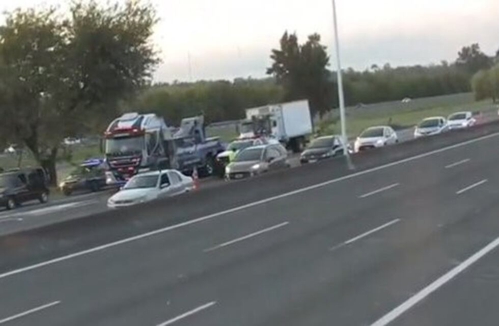 Choque de camiones en la Ricchieri: un chofer quedó atrapado casi cuatro horas