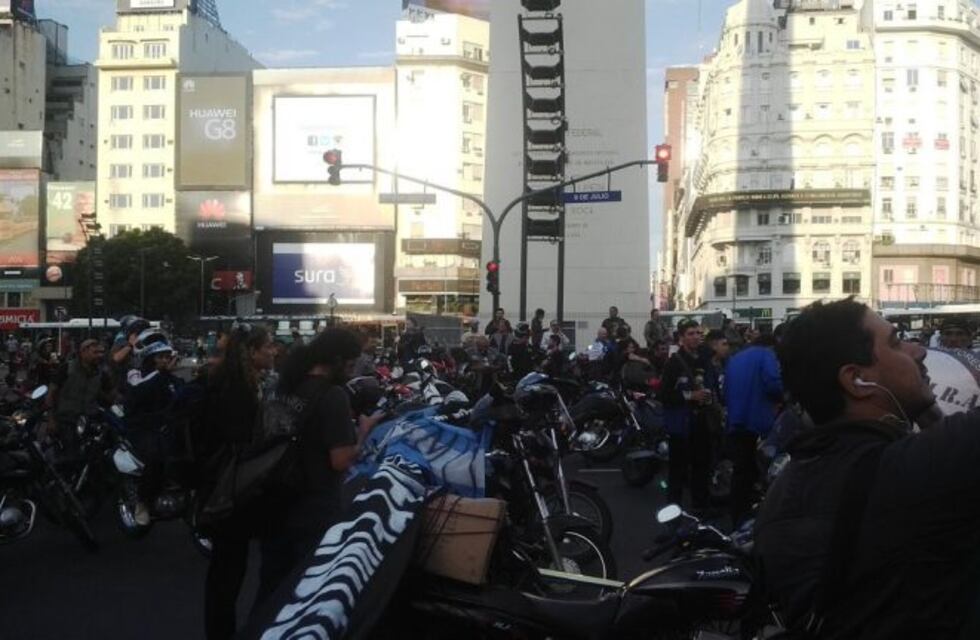 Los motociclistas protestaron frente al Congreso