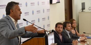 El gobernador Alfredo Cornejo junto al ministro de Gobierno, Lisandro Nieri, y al subsecretario de Justicia, Marcelo D'Agostino\u002E
