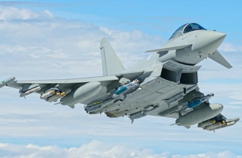 Graban el momento en que un piloto se estrella contra el mar en su avión