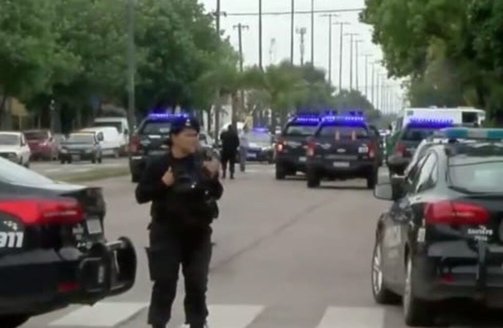 Policía cayó de su moto y murió arrollado por un camión cuando iba camino a un operativo