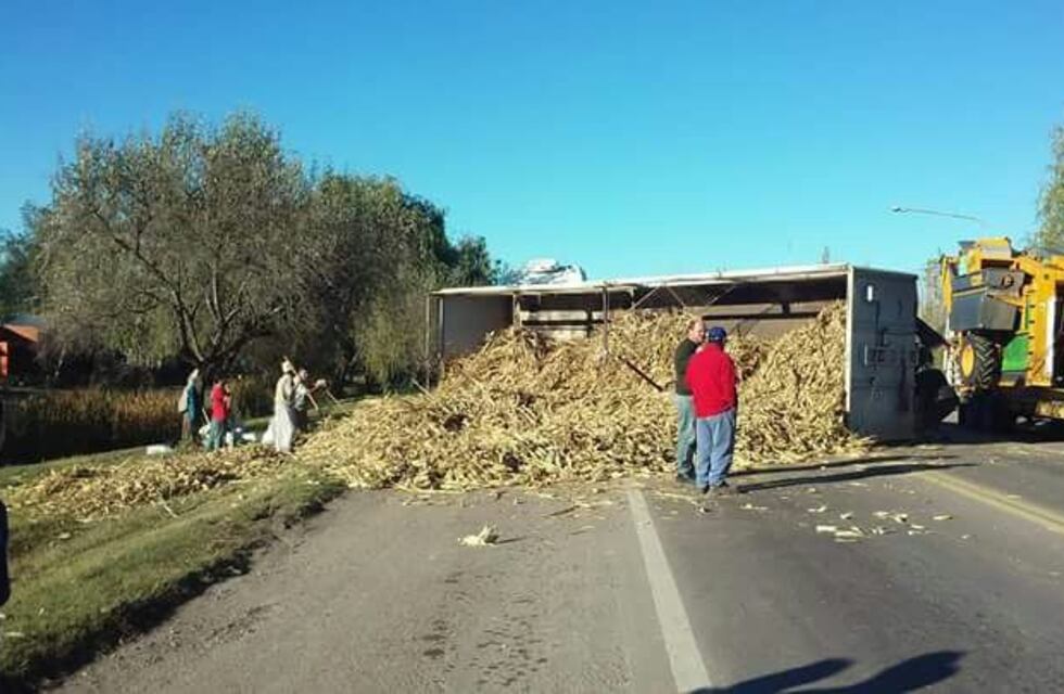 Volcó un camión en la ruta 40 y cortaron el tránsito