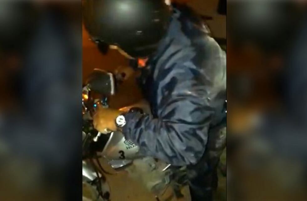 Orán: el jefe de inspectores de tránsito fue filmado intentando conducir una moto ebrio