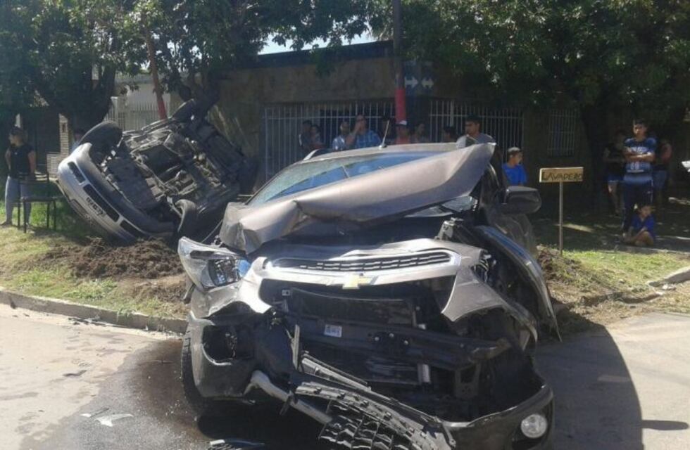 Dos personas sufrieron heridas leves tras un impactante choque en Villa Gobernador Gálvez