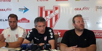El nuevo entrenador, flanqueado por Diego Klimowicz y Gastón Defagot, fue directo: \