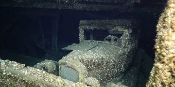 La cupé Chevrolet, cubierta de mejillones,  no sufrió daños estructurales (Clarín)