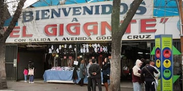 Se incendió parte de la Feria Persa en Mendoza.