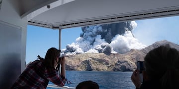Volcán en Nueva Zelanda: la foto que muestra a turistas en el borde del cráter antes de la erupción\u002E (EFE)