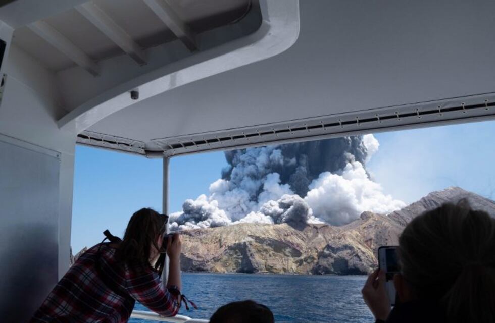 Volcán en Nueva Zelanda: la foto que muestra a turistas en el borde del cráter antes de la erupción