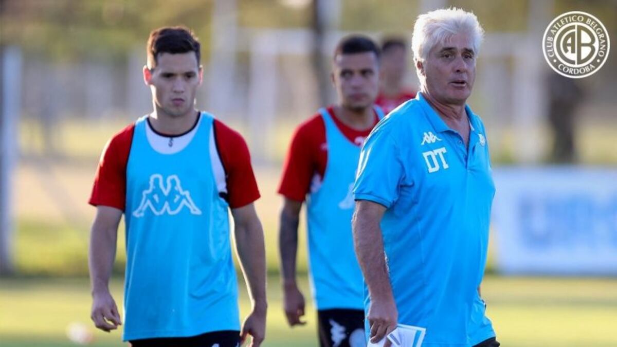 Julio Constantín, DT interino, probó con la base que terminó jugando en la Copa de la Superliga, y arriba puso a Tomás Attis\u002E