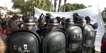 La división de Infantería de la Policía de Corrientes impidió la instalación de una carpa blanca frente a Casa de Gobierno\u002E