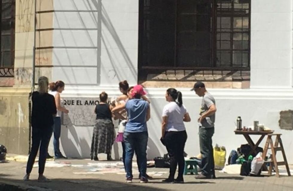 Pintan en el Politécnico un mural en homenaje a los rosarinos asesinados en Nueva York