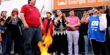 Organizaciones sociales y sanjuaninos autoconvocados protestaron quemando boletas de la luz\u002E