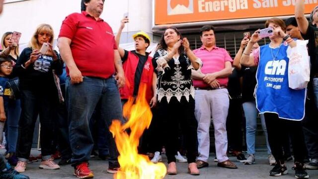 Organizaciones sociales y sanjuaninos autoconvocados protestaron quemando boletas de la luz\u002E