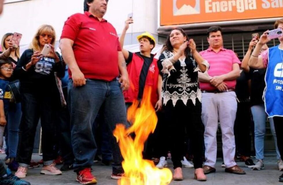 Quemaron boletas en la puerta de Energía San Juan por los tarifazos