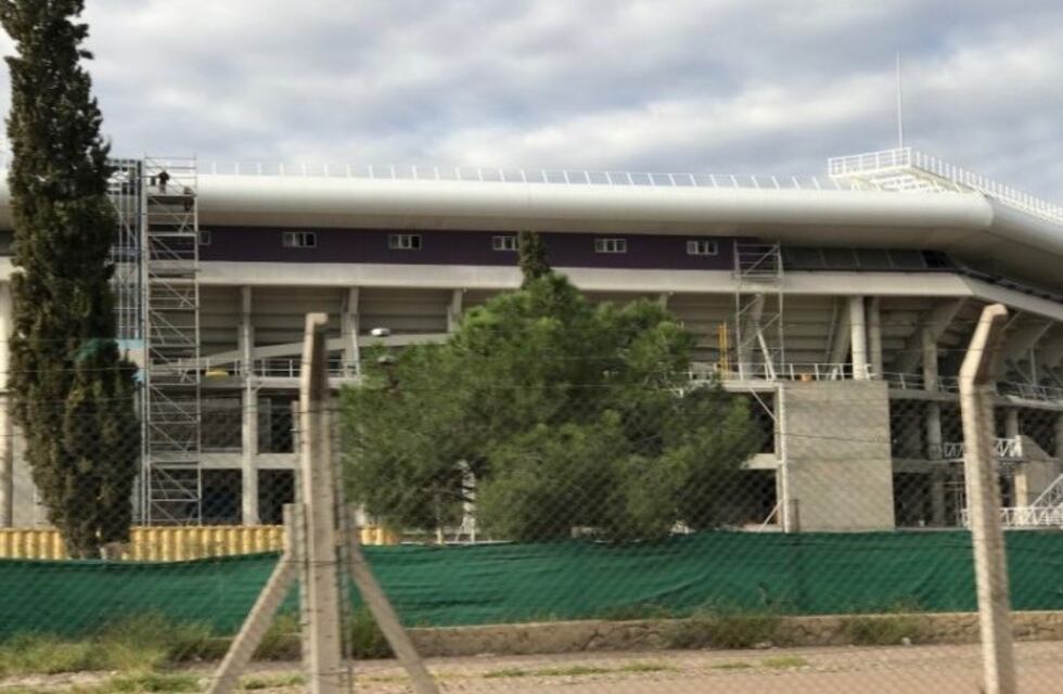 Comenzaron a pintar el estadio cubierto de la Villa Olímpica