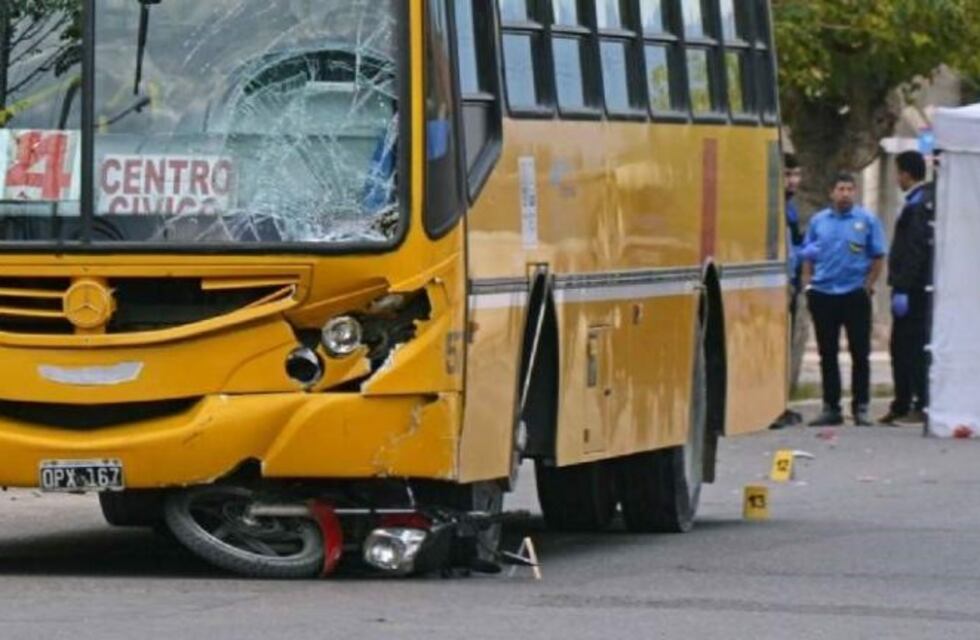 Un colectivo atropelló y mató a un motociclista en San Juan