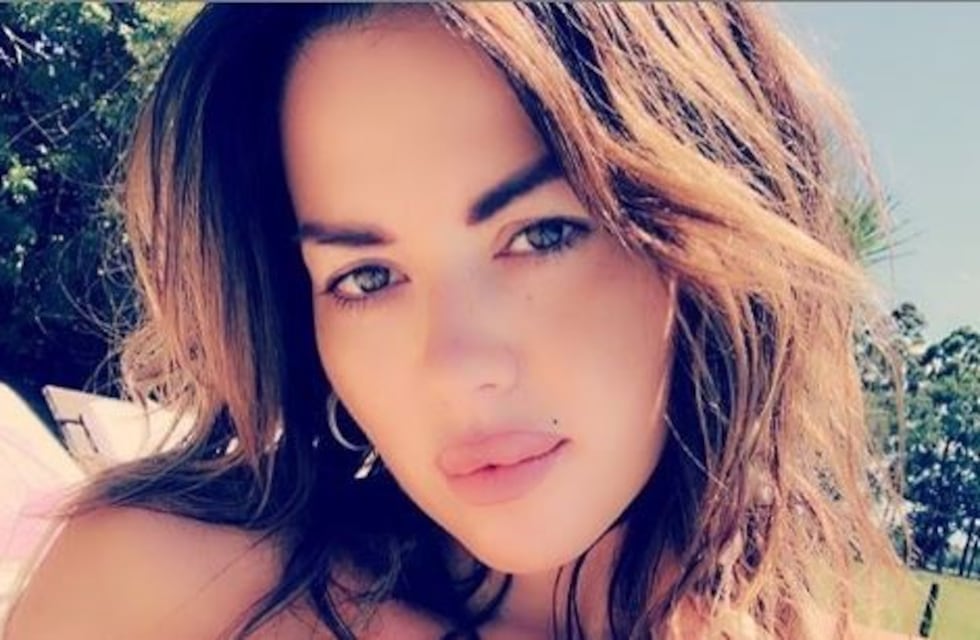 Karina Jelinek desafió la censura de Instagram con un jugado topless desde la cama