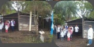 Los niños formando para saludar a la bandera\u002E Están en la parte más alta de la isla donde el agua aún no ha llegado\u002E (Foto: Colaboración)