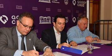 Firma de convenio: el ministro de Seguridad, Gianni Venier, el intendente de Godoy Cruz, Tadeo García Zalazar y el director general del Servicio Penitenciario, Eduardo Orellana\u002E