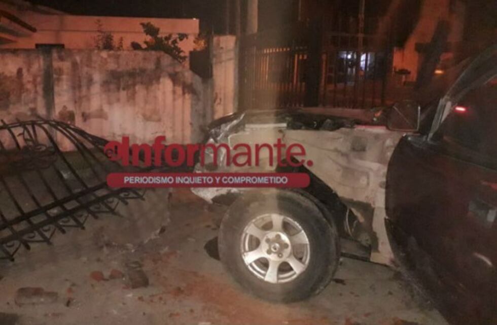 Perdió el control de su camioneta y terminó incrustado en una vivienda