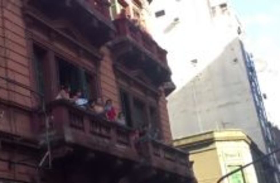 Las autoridades porteñas negocian con vecinos por el desalojo del edificio ocupado en Talcahuano al 200