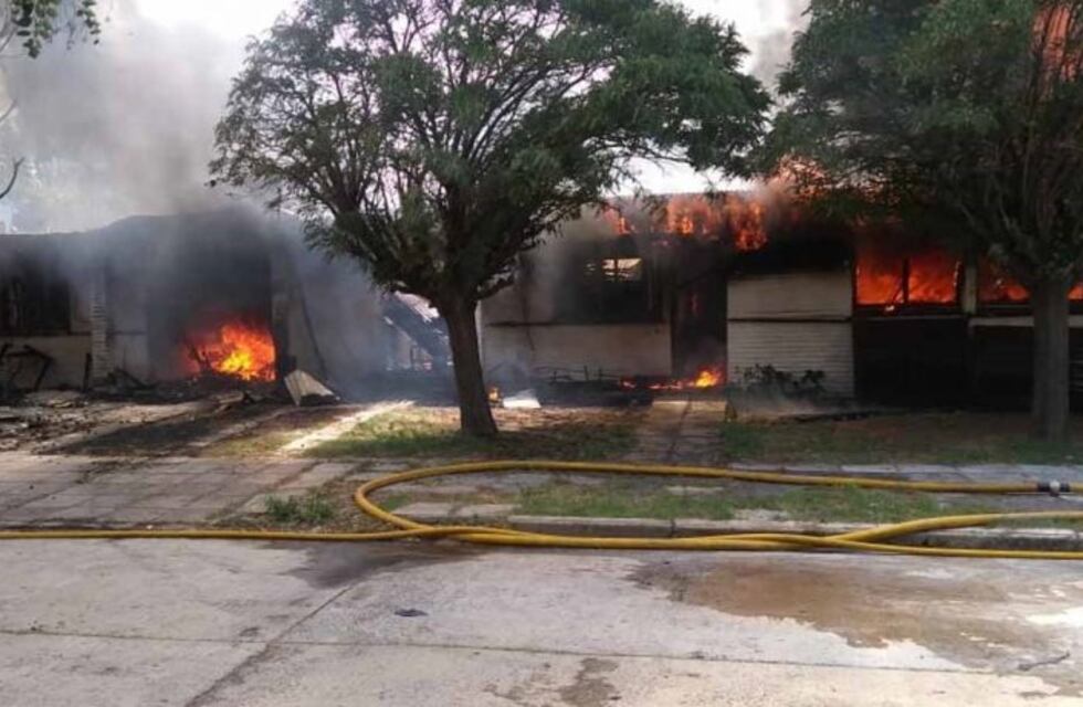 Un importante incendio afectó dos casas en Bahía Blanca