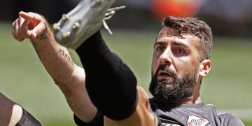 River Plate's forward Lucas Pratto gestures from the ground during the Argentina first division Superliga football tournament match against Rosario Central at the Monumental stadium in Buenos Aires, on November 10, 2019\u002E (Photo by Alejandro PAGNI / AFP)