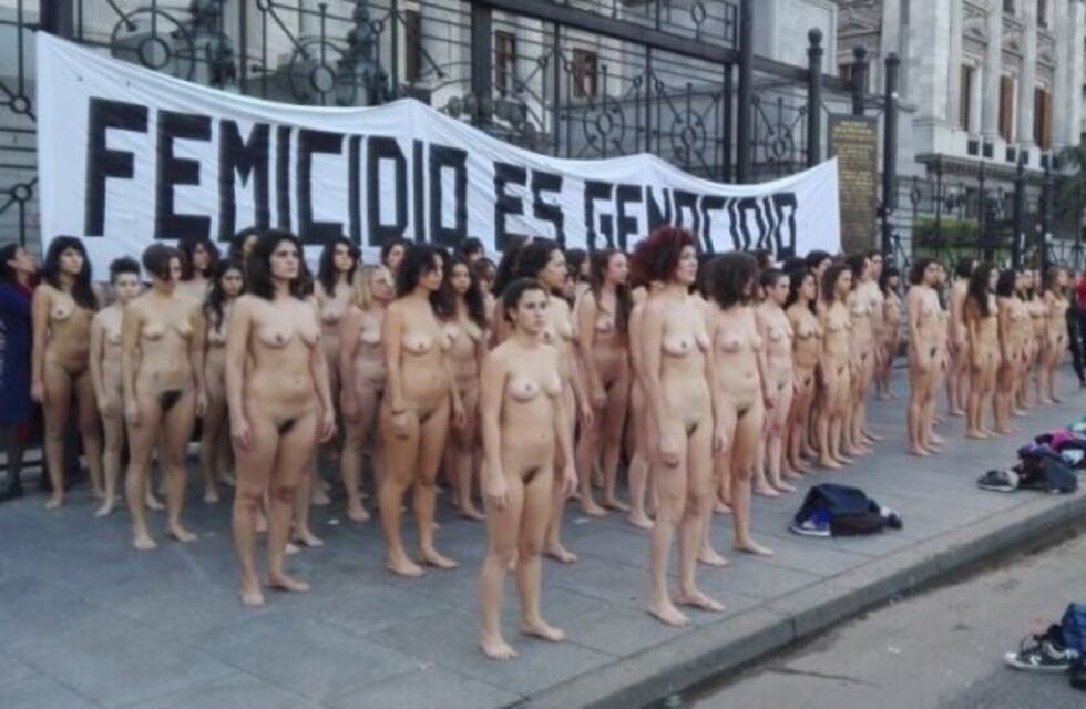 Cien artistas protestaron desnudas contra la violencia machista