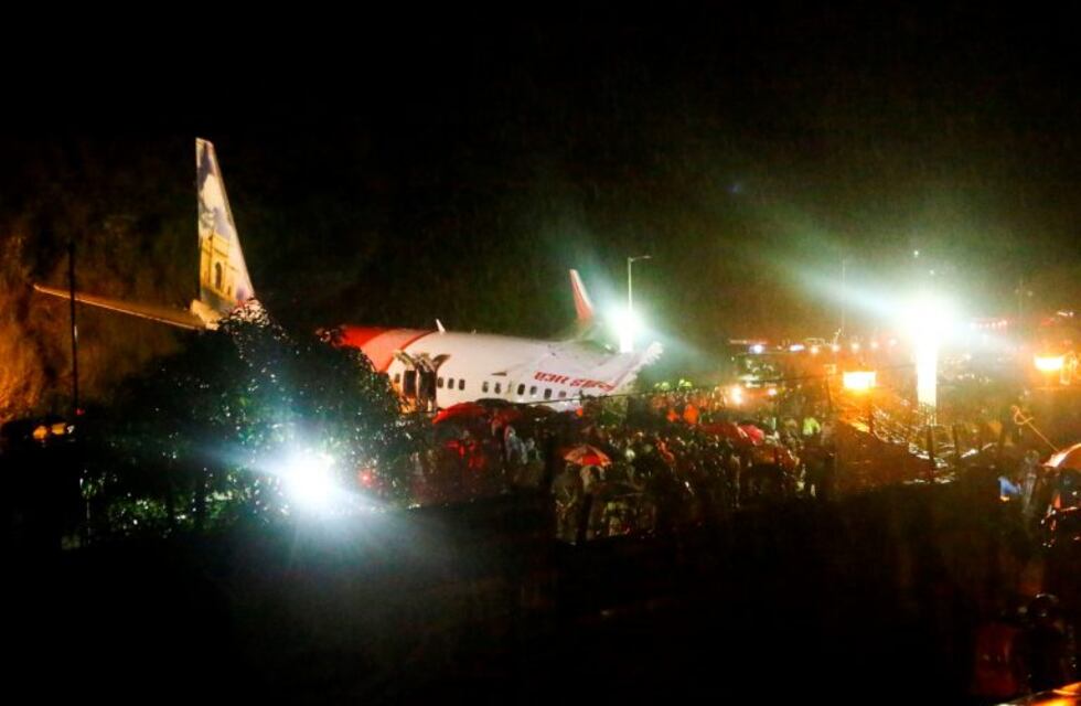 Un avión se estrelló en un aeropuerto de India: al menos 14 muertos y 15 heridos graves