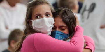 AME6386\u002E RIO DE JANEIRO (BRASIL), 20/03/2020\u002E- Una ciudadana argentina llora junto a una amiga debido a las dificultades que presentan para conseguir embarcar vuelos hacia su país este viernes, en Río de Janeiro (Brasil)\u002E Brasil comenzará a restringir la entrada de extranjeros en vuelos internacionales, pero no cerrará su espacio aéreo, como una medida para combatir la propagación del coronavirus, según anunció el ministro de Justicia, Sergio Moro\u002E Este jueves, Brasil amplió el cierre de fronteras con todos los nueve países limítrofes, después de haber anunciado el martes, inicialmente, una medida similar pero solo con Venezuela\u002E EFE/ Antonio Lacerda