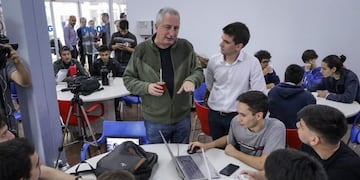 Passalacqua en el Polo Tic con los chicos que participan del Hackatrón\u002E (MisionesOnline)