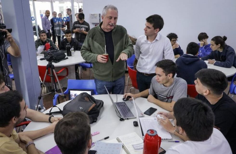 Passalacqua en Polo TIC con chicos que participan del "Hackatón"