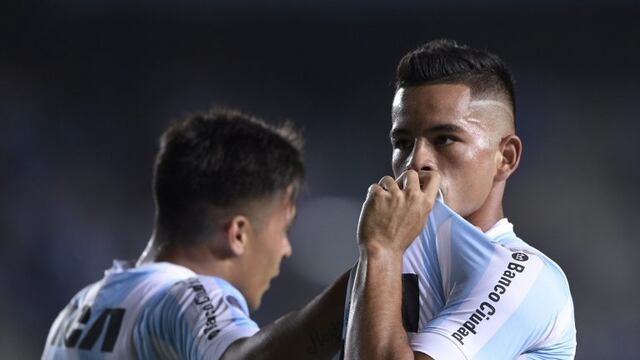 Argentina's Racing Club midfielder Brian Mansilla (R) celebrates after scoring against Colombia's Rionegro Aguilas during their Copa Sudamericana football match at Juan Domingo Peron stadium in Buenos Aires, Argentina, on March 1, 2017. / AFP PHOTO / JUAN
