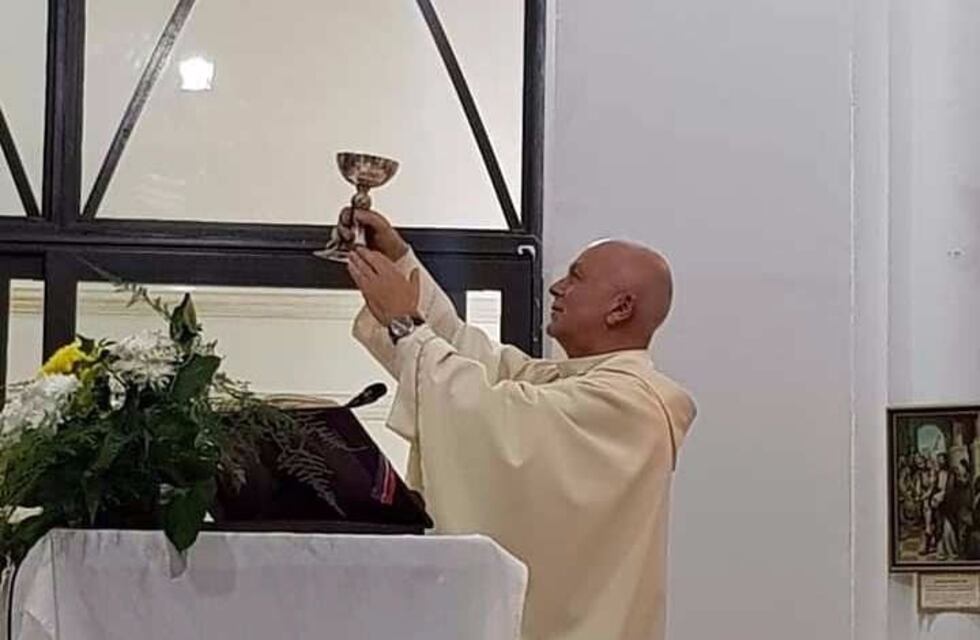 El cura que había sido chantajeado por 150 mil pesos dejó su parroquia y un colegio