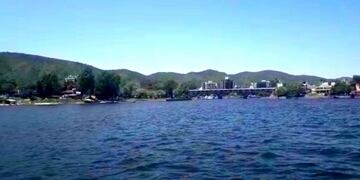 Carlos Paz desde dentro del lago San Roque\u002E