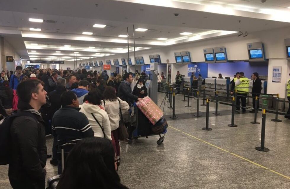 El paro de Aerolíneas Argentinas afecta a unos 40 mil pasajeros