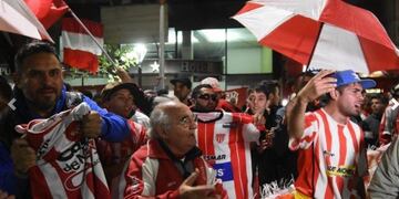 Simpatizantes de San Martín de Mendoza protestaron frente a la Liga Mendocina de Fútbol\u002E