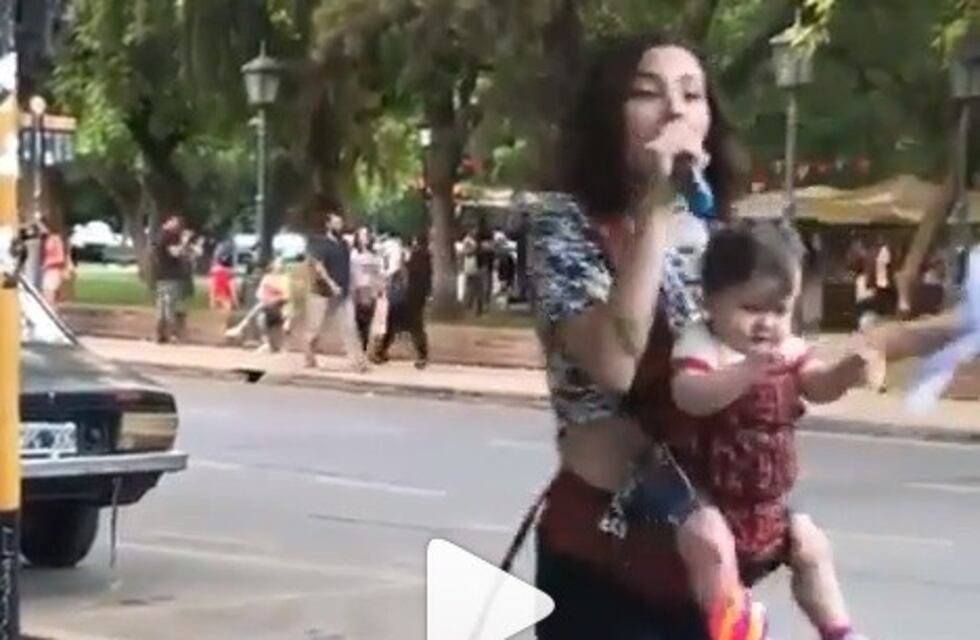 Con su voz y su bebé, esta artista callejera cautiva a los mendocinos